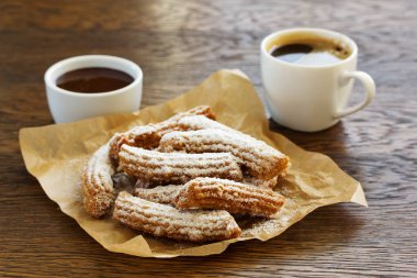 Churros sıcak çikolata ve pudra şekeri ile.