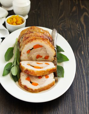 Kızarmış domuz loin havuç ve sarımsak ile doldurulmuş. Festival çanak.