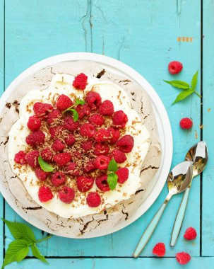 Krem ve ahududu ile çikolata tatlı (pasta) pavlov.