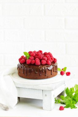 Çikolata kremalı ve ahududulu lezzetli çikolatalı pasta..