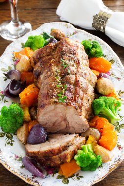 Sebze ve baharatlar ile Kızartma domuz.