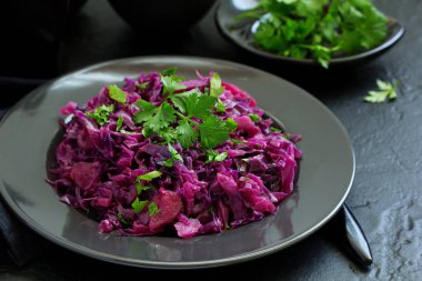Kırmızı lahana salatası elma ile bir yılbaşı tablo bir tabak güveç.