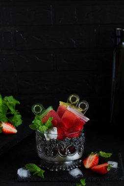 Çilekten ev yapımı dondurma. Seçici odak.