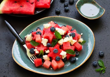Peynirli, dutlu ve naneli karpuz salatası..
