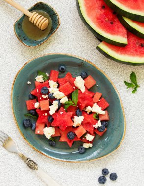 Peynirli, dutlu ve naneli karpuz salatası..