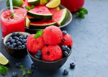 Karpuz. Meyve salatası. Taze ve olgun karpuz ve naneli kavun..