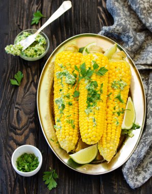 Sarımsaklı tereyağlı haşlanmış mısır. Seçici odaklanma. Yukarıdan görüntüle.
