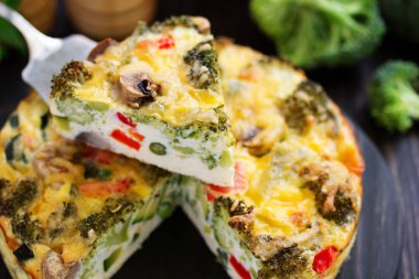 Brokolili diyet sebze turtası, kabak, bezelye ve peynirli biber..