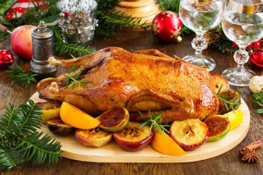 Neşeli Noel ördek pişmiş elma ve incir ile.
