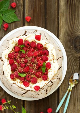 Krem ve ahududu ile çikolata tatlı (pasta) pavlov.