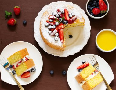 Genoise (kek) krem, çilek ve limon krem.