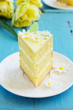 Limon sünger kek bir plaka üzerinde bir parça.