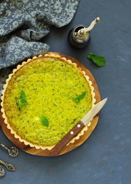 Yeşil bezelyeli, pastırmalı ve peynirli ev yapımı tart..