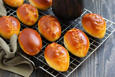 Elma doldurma ile taze küçük köftesi.