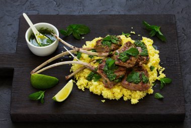 Kuzu pirzolası nane-sarımsak sosu ve kuskus ile kemik üzerinde.