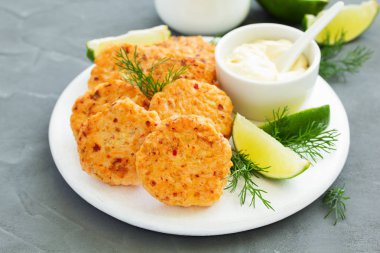 Somon ve tartar soslu pirzola.