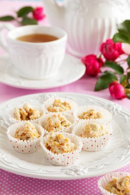 Kuruyemiş beyaz çikolata ile ev yapımı diyet tatlılar.