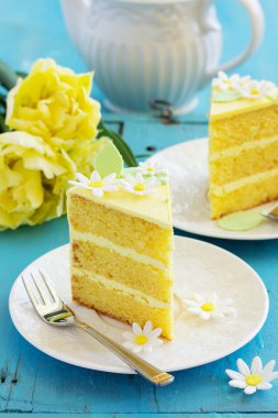Limon sünger kek bir plaka üzerinde bir parça.