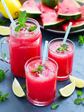 Sağlıklı karpuz içki ve taze karpuz
