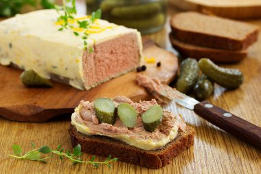 Tereyağlı tavuk karaciğer terrine.