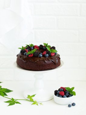 Sır ve taze çilek ile çikolatalı kek