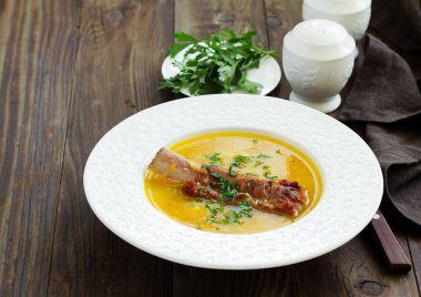 Kaburga füme bezelye çorbası..