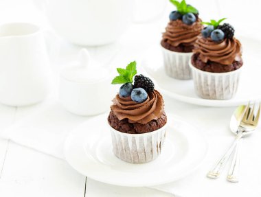 Çikolatalı kekler, çikolata kremalı ve taze dutlu..