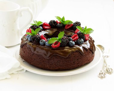 Sır ve taze çilek ile çikolatalı kek