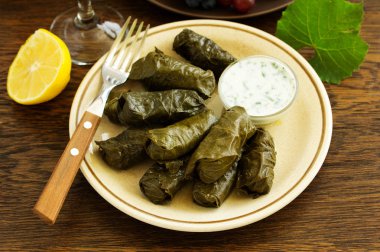 et ve pilav ile doldurulmuş dolma üzüm yaprakları.