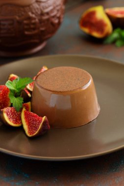 Ev yapımı lezzetli çikolata tatlı Panna cotta. Krem karamel, karamelli muhallebi, incir ile.