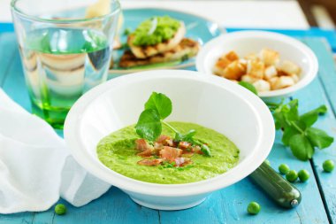 Domuz pastırması ve naneli yeşil bezelye çorbası..