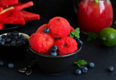 Karpuz. Meyve salatası. Taze ve olgun karpuz ve naneli kavun..