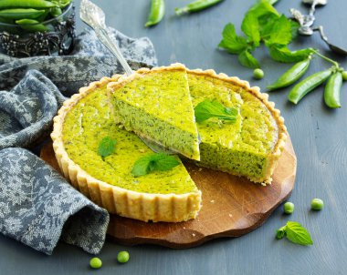 Yeşil bezelyeli, pastırmalı ve peynirli ev yapımı tart..