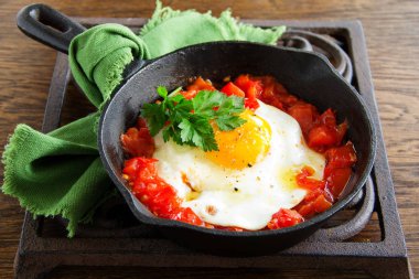 Omlet kavrulmuş domates ile.