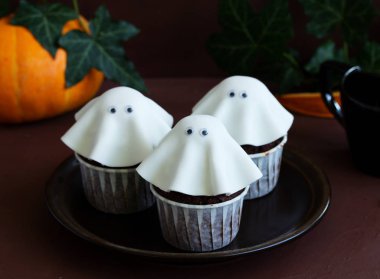 Halloween bir hayalet şeklinde bir pasta.