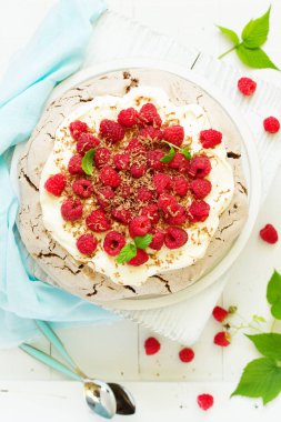 Krem ve ahududu ile çikolata tatlı (pasta) pavlov.