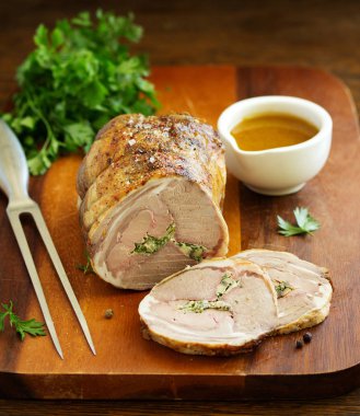 Şampiyon ve maydanozla doldurulmuş kuzu pirzolası..