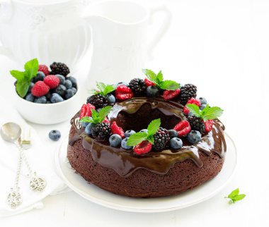 Çilek plaka ile çikolatalı kek 