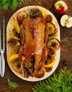 Neşeli Noel ördek pişmiş elma ve incir ile.