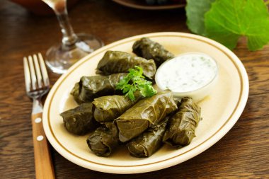 et ve pilav ile doldurulmuş dolma üzüm yaprakları.