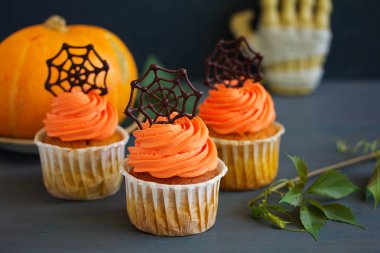 Çikolata örümcek ağı ile Cadılar Bayramı için kabak turuncu kek.