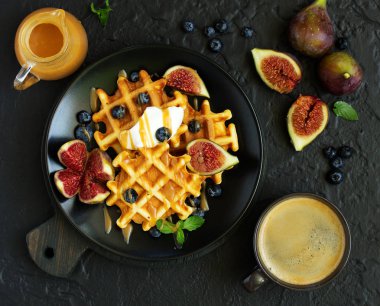 Karamel ve incirli ev yapımı waffle..