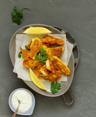 Bir hamur beyaz soslu kızarmış balık.