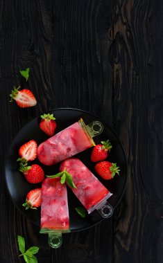 Çilekten ev yapımı dondurma. Seçici odak.