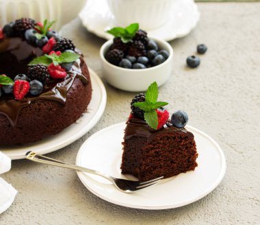 Sır ve taze çilek ile çikolatalı kek