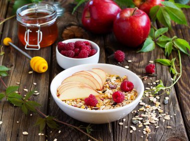 Kapatın Granola, elma, ahududu.,