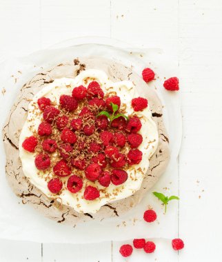 Krem ve ahududu ile çikolata tatlı (pasta) pavlov.