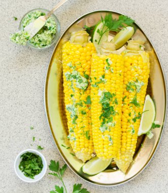 Sarımsaklı tereyağlı haşlanmış mısır. Seçici odaklanma. Yukarıdan görüntüle.