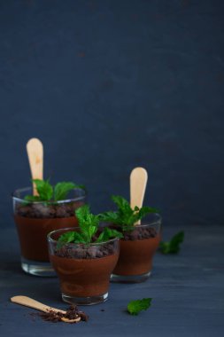 Gözlüklü naneli krema..