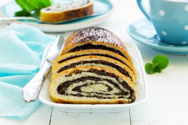 Rulo haşhaş ve elma ile dolu.